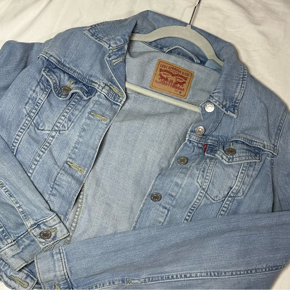 Levi’s cropped denim jacket